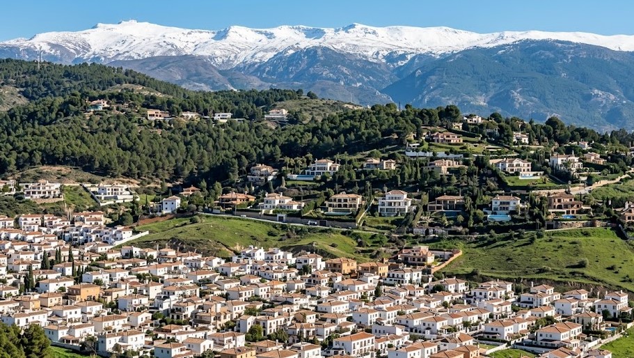 Paisaje de las urbanizaciones de La Zubia y la montaña